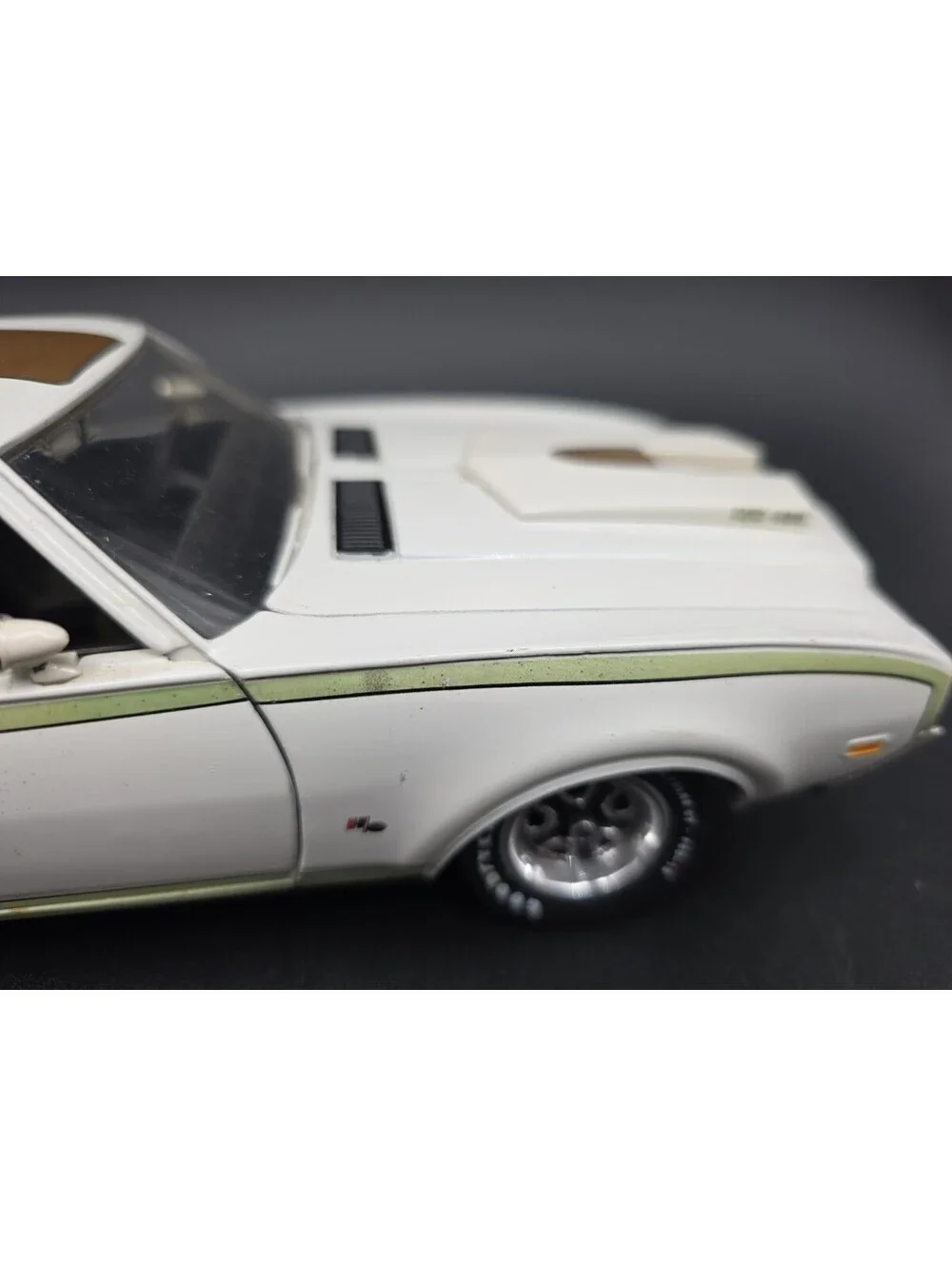 1/18 1969 Oldsmobile 442 Hurst Edition H/O 455 White By ERTL No Box
